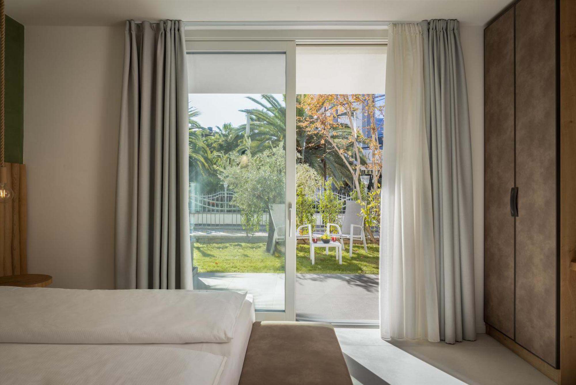 Aris Apartments & Sky Pool - Tonelli Hotels - Adult Friendly Рива дел Гарда Стая снимка